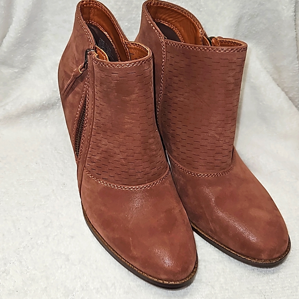 Baretraps Cacie Women's Bootie Brown